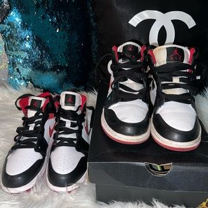 Jordan 1 mid red/white/red size 4.5Y